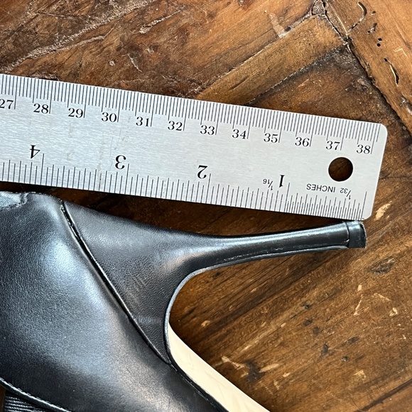 Ivanka Trump 8M gladiator style black & white leather heels with ankle bands. - Picture 14 of 16